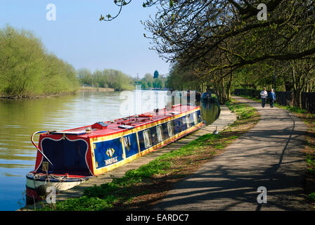 Hausboot und Wanderer von der Treidelpfad an der Themse bei Reading Könige Medow Stockfoto