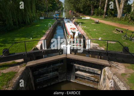 Schmale Boote im Schloss an der Kennet und Avon Kanal bei Kintbury in der Nähe von Hungerford Stockfoto