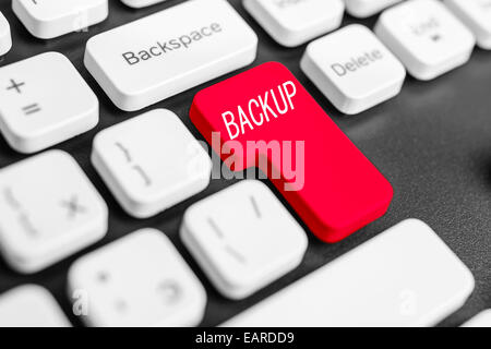 Backup-Taste auf der Computertastatur, rot gefärbt. Stockfoto