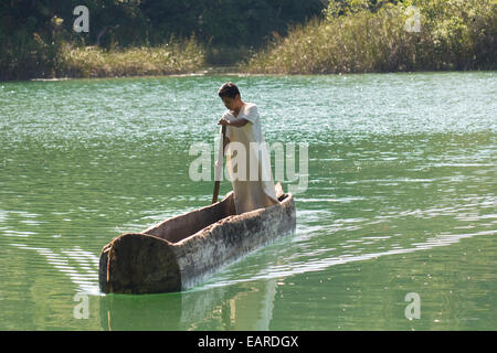 Junge aus dem Lakandonischen Stamm Vorbereitung zum Fischen in der Lagune nahe dem Dorf von Naha, Selva Lacandona, Nahá, Chiapas, Mexiko Stockfoto