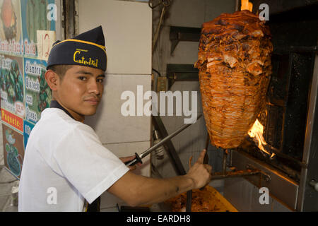 Junger Mann bereitet Tacos al Pastor, Puebla, Puebla, Mexiko Stockfoto