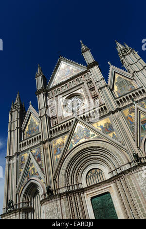 Die goldene Fassade der Kathedrale Duomo di Orvieto römisch-katholischen Stockfoto