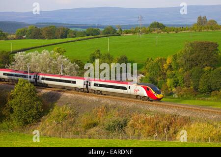 Klasse 390 Pendolino Jungfrau Bahn vorbei Strickland Mühle, große Strickland, Cumbria, West Coast Main Line, England, UK. Stockfoto