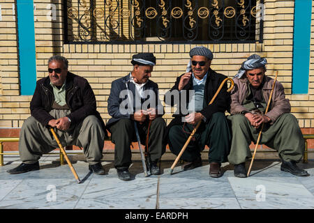 Einheimische Männer auf dem Basar von Sulaymaniyah, Sulaymaniyah, irakische Kurdistan, Irak Stockfoto