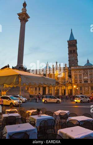 Restaurantterrasse am Piazza di Santa Maria Maggiore, Stadtteil Monti, Rom, Mittelitalien Stockfoto