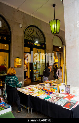 Zweiter hand Buch Stände in Lauben an den Wochenenden, Centro Storico, Ravenna, Emilia Romagna, Italien Stockfoto