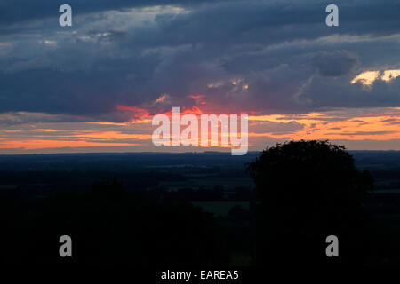 Sonnenuntergang über Faringdon, England, gesehen von der Spitze des Hügels Torheit Stockfoto