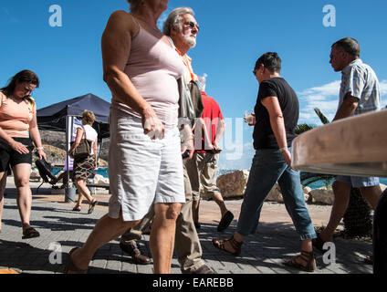 Touristen zu Fuß entlang der Arenal Hafen von Javea, Spanien. Stockfoto