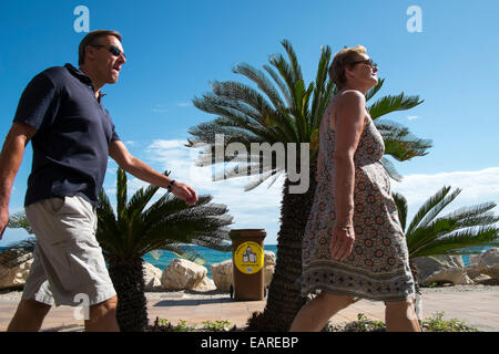 Touristen zu Fuß entlang der Arenal Hafen von Javea, Spanien. Stockfoto