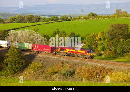 EWS-Güterzug vorbei Strickland Mühle, große Strickland, Cumbria, West Coast Main Line, England, UK. Stockfoto