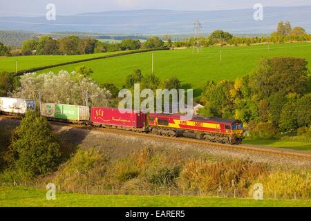 EWS-Güterzug vorbei Strickland Mühle, große Strickland, Cumbria, West Coast Main Line, England, UK. Stockfoto