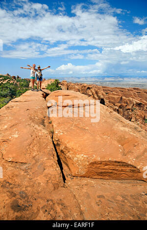 Wanderer, balancieren auf einem Sandsteinfelsen in des Teufels Garten, Arches-Nationalpark, in der Nähe von Moab, Utah, USA Stockfoto