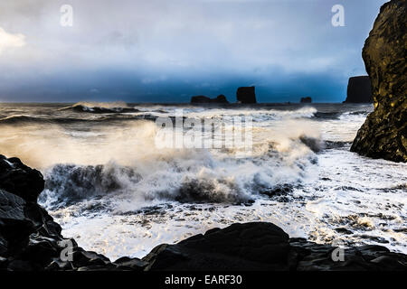 Surf, mit dramatischen Wolkenhimmel, Vik, Island Stockfoto