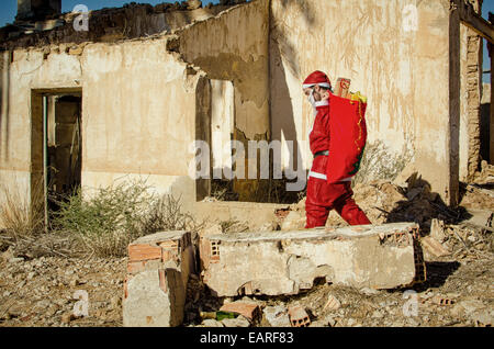 A Santa stapfen zusammen mit seinen Sack satt Stockfoto