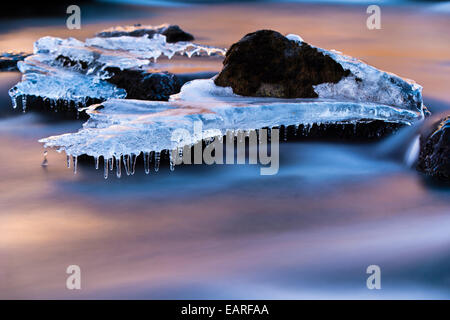 Djupin River, mit Eis und Felsen bei Sonnenaufgang, Vik, Island Stockfoto