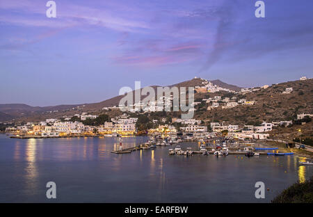 Panorama Ansicht während des Sonnenuntergangs in Ormos der Hafen von Ios Insel, Kykladen, Griechenland Stockfoto