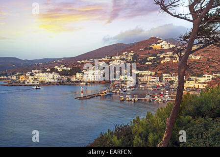 Panorama Ansicht während des Sonnenuntergangs in Ormos der Hafen von Ios Insel, Kykladen, Griechenland Stockfoto