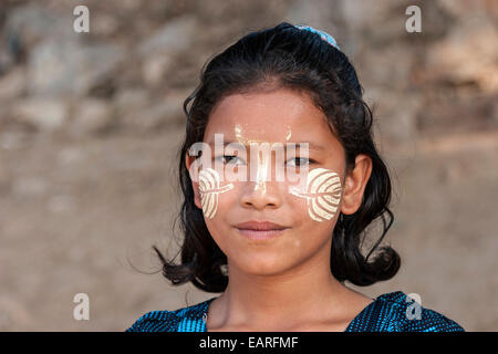 Birma Mädchen mit Thanaka Paste im Gesicht, Porträt, Myanamr Stockfoto