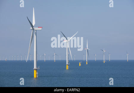 Windkraftanlagen Sie im Offshore-Windpark der Scottish Power, westlich von Offshore-Sands in der irischen See vor der Küste von Cumbria. Stockfoto