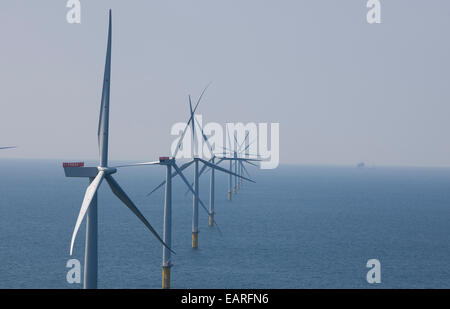 Windkraftanlagen Sie im Offshore-Windpark der Scottish Power, westlich von Offshore-Sands in der irischen See vor der Küste von Cumbria. Stockfoto