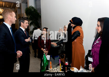 Kopenhagen, Dänemark, 19. November 2014: Der dänische Kronprinz Frederik (Foto, 2. links) trifft Vertreter der Saudi-arabischen Start-up Firma Marou während der Creative Business Cup (CBC) Finale in Kopenhagen. Das Unternehmen gewann den nationalen Saudi Arabian CBC Wettbewerb für junge kreative Unternehmer mit ihren elektronischen Räucherstäbchen. Auf diese Weise wurden sie qualifiziert, an den CBC World Finals in Kopenhagen teilzunehmen. "Weihrauch ist ein wichtiger Teil des gesellschaftlichen Lebens in arabischen Ländern und diese praktisch ein, die Sie überallhin mitnehmen können," erklärte sie den Kronprinzen. Stockfoto