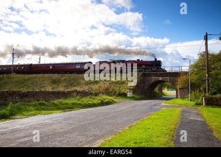 Dampf-Lokomotive LMS Jubilee Klasse 45699 Galatea bei Plumpton, Cumbria, England, UK. Stockfoto