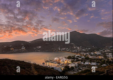 Panorama Ansicht während des Sonnenuntergangs in Ormos der Hafen von Ios Insel, Kykladen, Griechenland Stockfoto