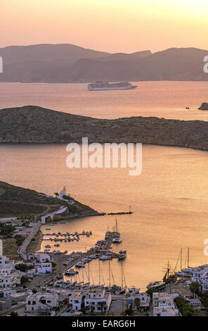 Blick von oben Ormos - der Hafen von Ios - Insel während des Sonnenuntergangs, Kykladen, Griechenland Stockfoto