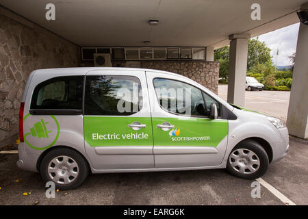 Ein Elektroauto aufgeladen Cruachan Hydro Elelctric im Kraftwerk an Schottlands Westküste. Stockfoto