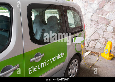 Ein Elektroauto aufgeladen Cruachan Hydro Elelctric im Kraftwerk an Schottlands Westküste. Stockfoto