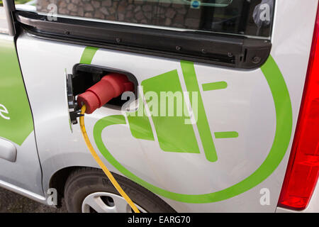 Ein Elektroauto aufgeladen Cruachan Hydro Elelctric im Kraftwerk an Schottlands Westküste. Stockfoto