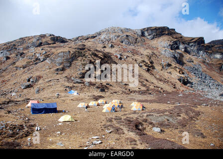 Die Zelte von einem Trekker Camp an einem hohen Punkt in den Himalaya im indischen Bundesstaat Sikkim Stockfoto