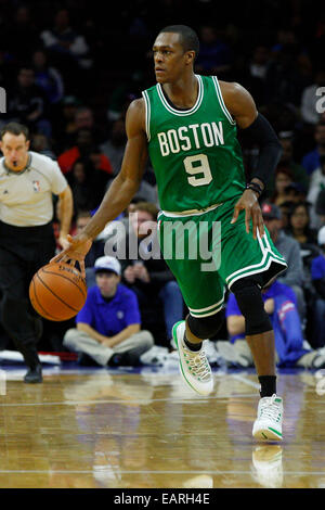19. November 2014: Boston Celtics guard Rajon Rondo (9) in Aktion während der NBA-Spiel zwischen den Boston Celtics und die Philadelphia 76ers im Wells Fargo Center in Philadelphia, Pennsylvania. Die Boston Celtics gewann 101-90. Stockfoto