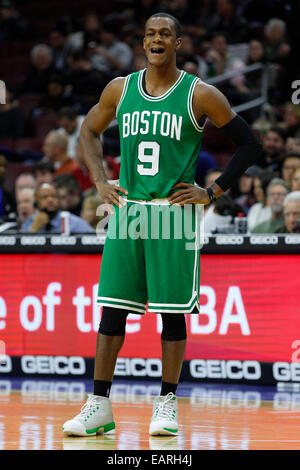 19. November 2014: Boston Celtics Guard Rajon Rondo (9) blickt auf während der NBA-Spiel zwischen den Boston Celtics und die Philadelphia 76ers im Wells Fargo Center in Philadelphia, Pennsylvania. Die Boston Celtics gewann 101-90. Stockfoto