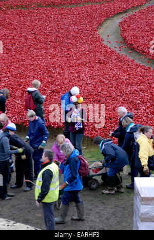 Freiwillige 888.246 Keramik Mohnblumen aus dem Graben des Tower of London-Kunst-Installation entfernen, an den Käufer gesendet werden. Stockfoto