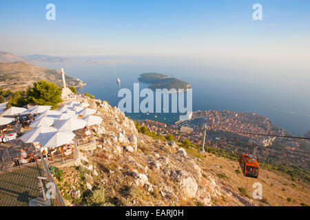 BLICK VOM SRD HÜGEL DER ALTEN STADT VON DUBROVNIK UND DIE INSEL LOKRUM Stockfoto