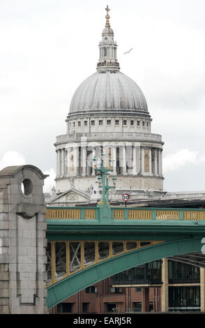Die Kuppel der St. Pauls Kathedrale in London Southwark Brücke gesehen Stockfoto
