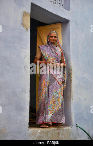 Indien, Rajasthan, Mewar Region, Stadt Bundi, Frau vor ihrer Tür Stockfoto