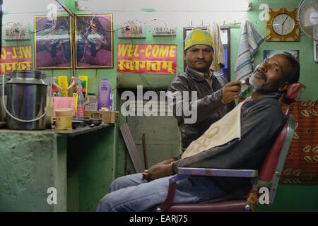 Indien, Rajasthan, Mewar Region, Stadt Bundi Atmosphäre beim Friseur Stockfoto