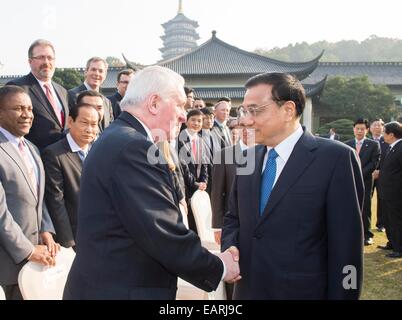 (141120)--HANGZHOU, 20. November 2014 (Xinhua)--der chinesische Ministerpräsident Li Keqiang (R vorne) trifft sich mit Vertretern an der Welt-Internet-Konferenz in Hangzhou, Hauptstadt der ostchinesischen Provinz Zhejiang, 20. November 2014. (Xinhua/Wang Ye) (Hdt) Stockfoto