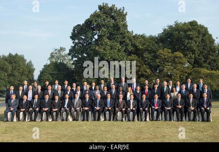(141120)--HANGZHOU, 20. November 2014 (Xinhua)--der chinesische Ministerpräsident Li Keqiang (9. R vorne) posiert für ein Gruppenfoto bei seinem Treffen mit Vertretern an der Welt-Internet-Konferenz in Hangzhou, Hauptstadt der ostchinesischen Provinz Zhejiang, 20. November 2014. (Xinhua/Wang Ye) (Hdt) Stockfoto