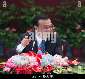 (141120)--HANGZHOU, 20. November 2014 (Xinhua)--der chinesische Ministerpräsident Li Keqiang reagiert beim Treffen mit Vertretern an der Welt-Internet-Konferenz in Hangzhou, Hauptstadt der ostchinesischen Provinz Zhejiang, 20. November 2014. (Xinhua/Wang Ye) (Hdt) Stockfoto