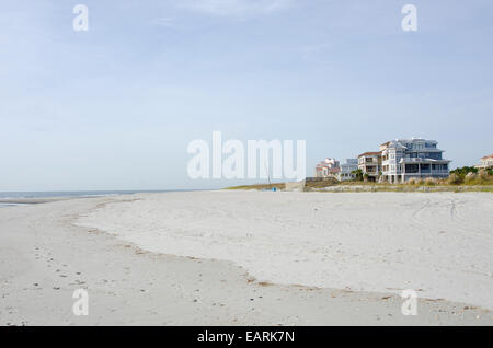 Eine Reihe von direkt am Meer, gehobene, Strandhäuser. Kurz nach Sonnenaufgang mit schönen Licht und Himmel genommen. Stockfoto