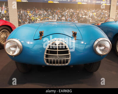 Ein 1953 Gordini mit einem Sechszylindermotor, 1481 cm3 Hubraum und 140 PS bei Geschwindigkeiten von 200 km/h. Dieser klassische Sportwagen, der in Foto 3 aufgenommen wurde, repräsentiert die französische Automobiltechnik aus der Mitte des 20. Jahrhunderts. Stockfoto