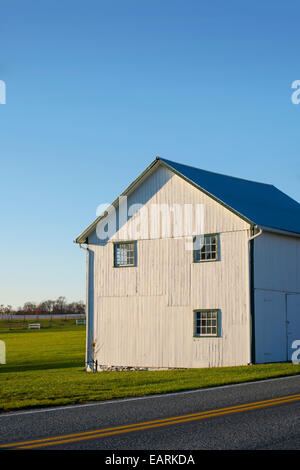 Weiße Holz Scheune mit Fenstern, Lancaster, Pennsylvania, USA Stockfoto