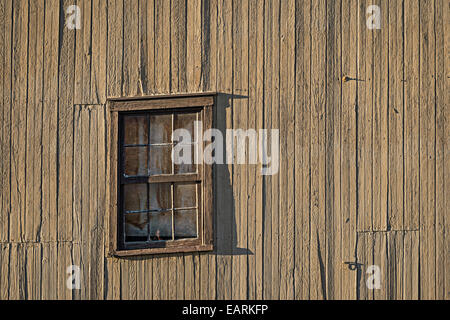 Alte schräg Fenster auf maroden baufälligen Scheune Stockfoto