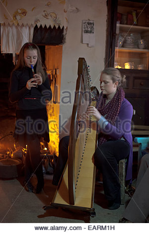 Junge Musiker spielen traditionellen Musik für Gäste an der Molly Gallivan Stockfoto