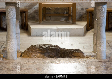 Innenraum der Kirche von der Vermehrung der Brote und Fische mit den Felsen unter dem Altar, wo Jesus die Fische legte, ein Stockfoto