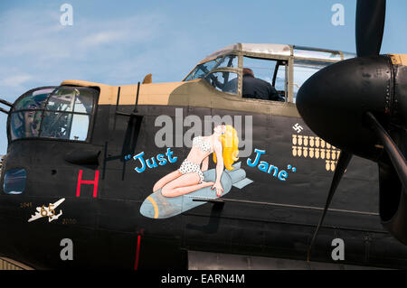 Seitenansicht des Cockpits und der Nasenkunst von Ex Royal Air Force World war 2 Lancaster Bomber Just Jane Stockfoto