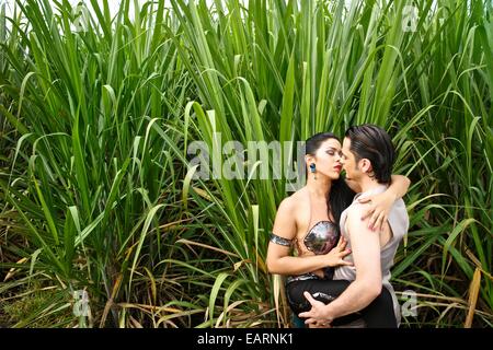 Kolumbianische Tänzer die Salsa in einer Zuckerrohr-Plantage. Stockfoto